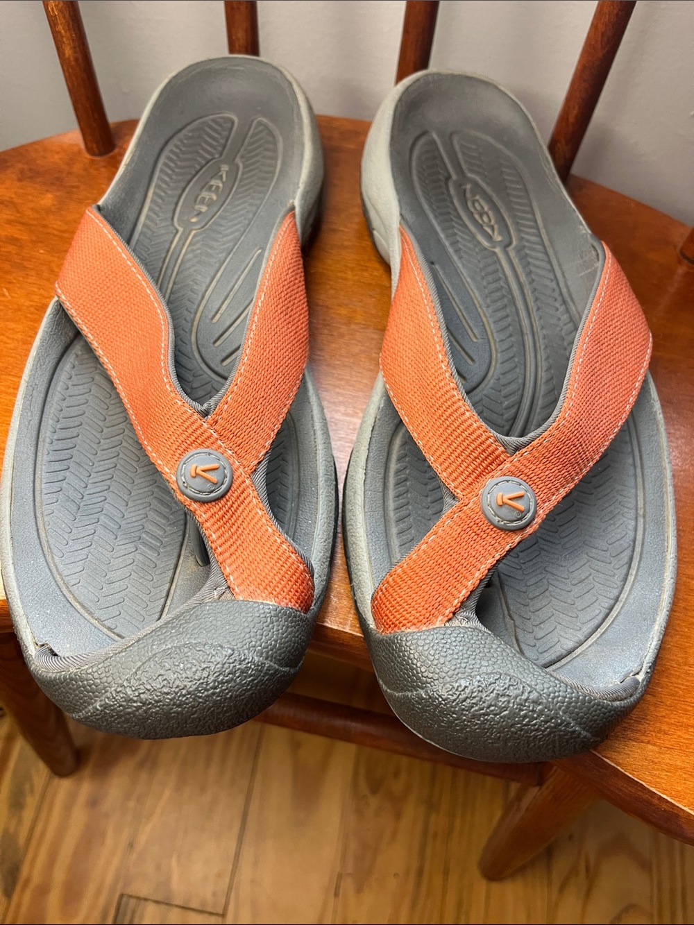 KEEN Kona Flip Sandals Men’s Size 9.5 Brown Leather Outdoor Comfort EUC - Picture 3 of 9